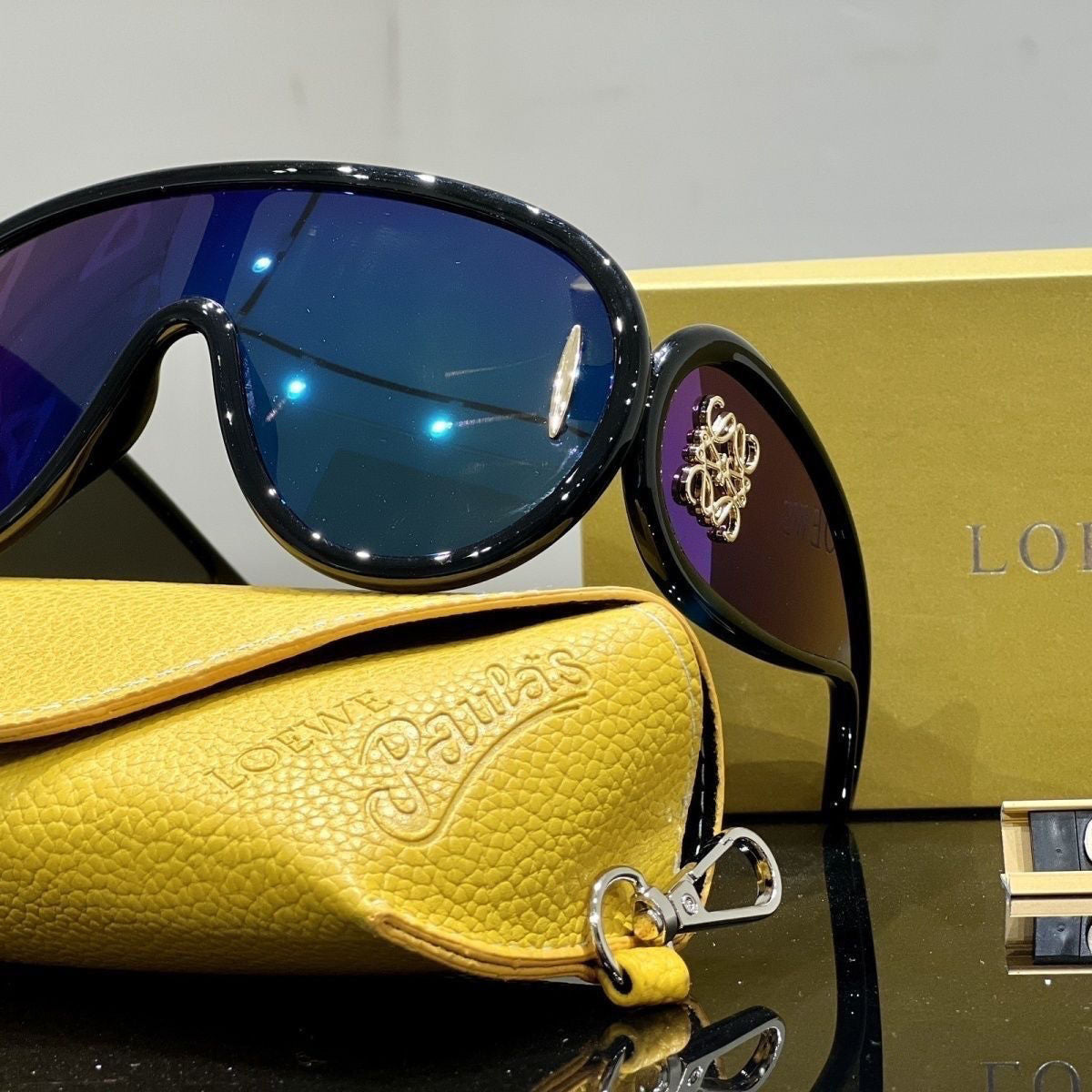 Versace Shield Large Frame One Piece Printed Sunglasses for Unisex – product image 17
